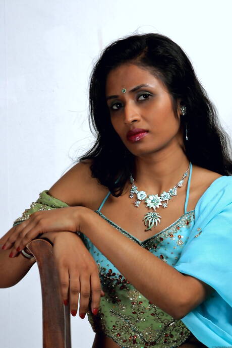 Desi Papa invites you to browse their free pics with Indian Babe xxx gallery 257281